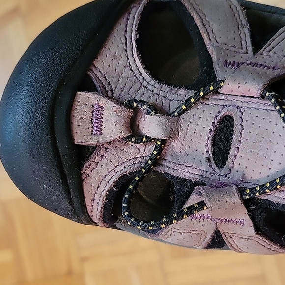 Keen waterproof closed toe sandal. - Picture 5 of 6